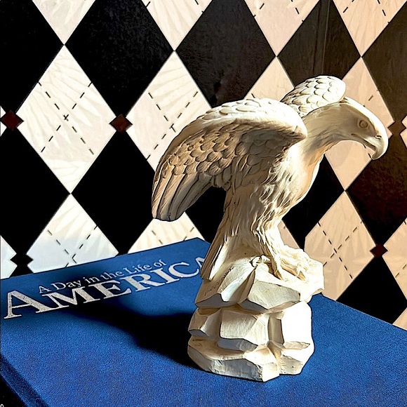 Vintage Bald Eagle Sculpture – Hand-Carved, Patriotic Americana Elegant Decor - Picture 7 of 15